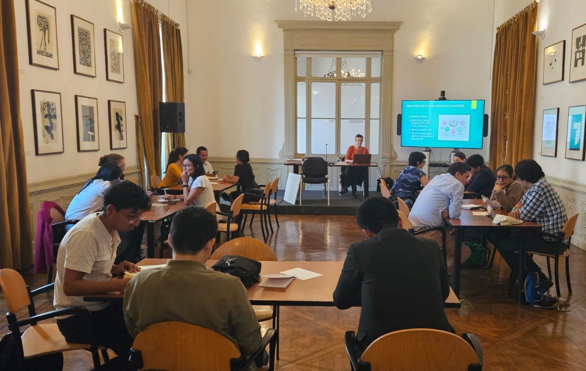 #PerúRumboALaOCDE | A fin de fortalecer las capacidades de los equipos involucrados en el proceso de adhesión a la @OECD, se impartió en Cancillería la primera clase del seminario de inglés avanzado para servidores públicos, gracias a @USEMBASSYPERU y la cooperación de RELO.