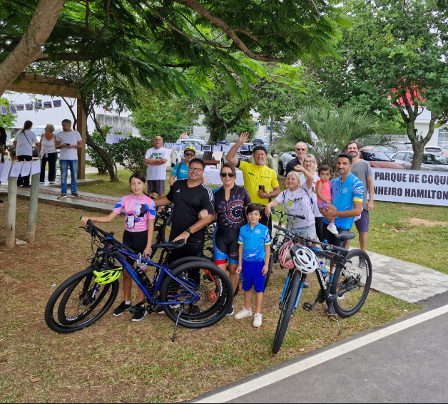 ContindaCosta's tweet photo. Comunidade fez ontem uma festa linda pelos 25 anos do início das obras do Parque de Coqueiros e em homenagem ao Sr. Hamilton Schaefer - idelizador do Parque. Vida longa ao Parque de Coqueiros Engenheiro Hamilton Schaefer! https://t.co/3acikMPIRI