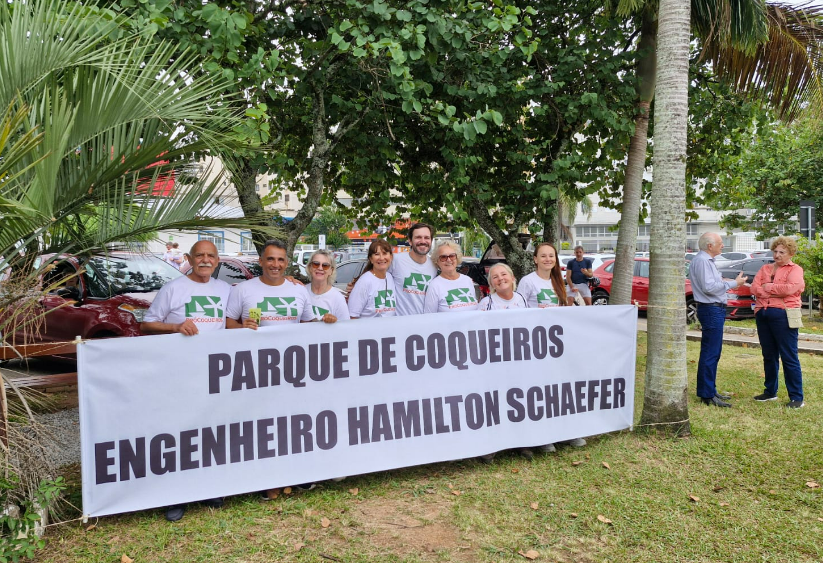 ContindaCosta's tweet photo. Comunidade fez ontem uma festa linda pelos 25 anos do início das obras do Parque de Coqueiros e em homenagem ao Sr. Hamilton Schaefer - idelizador do Parque. Vida longa ao Parque de Coqueiros Engenheiro Hamilton Schaefer! https://t.co/3acikMPIRI