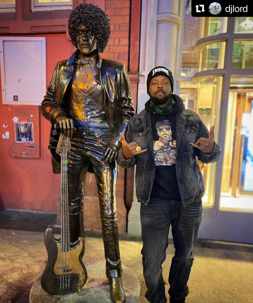 😜 Yesss this pic tugged right on the heart strings @djlord in Dublin @artbyloub x @djlord_apparel hoodie!!! At the Iconic Phil Lynott statue 🇮🇪 ・・・ “Bubblin’ In Dublin.”🍺🇮🇪 Rest In Beats #PhilLynott #CypressHill #DjLORD #Dublin #Ireland #TheBoysAreBackInTown #ThinLiZZy