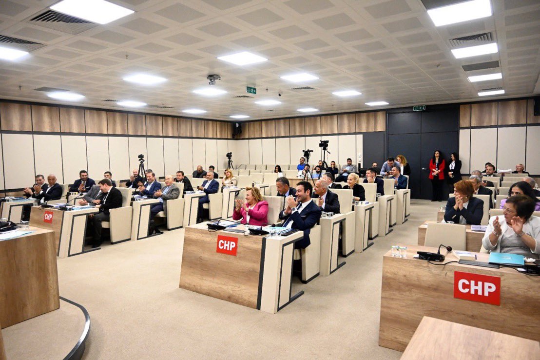 Burası Beşiktaş Belediye Meclisi. Toplam Meclis Üyesi 31. CHP'nin Meclis Üyesi 31. akp'nin Meclis Üyesi 0. Yazıyla 'SIFIR' akp'siz hava sahası...😁😁😁