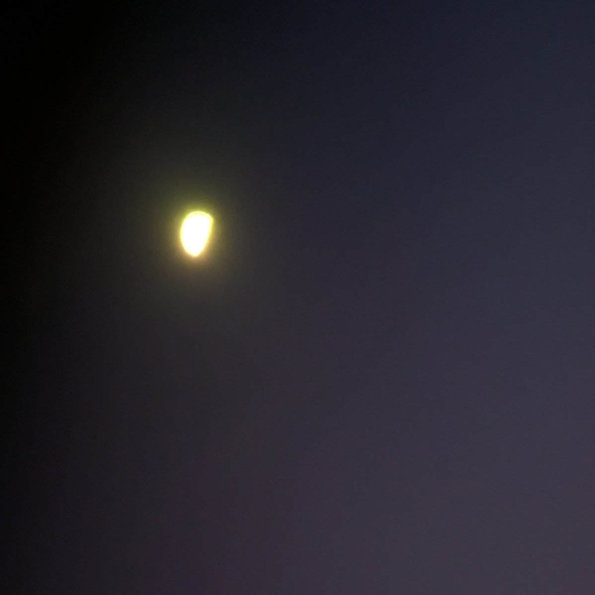 SACHlNG's tweet photo. Waiting for people to upload their solar eclipse pics (like the one below) and calling them the best pic, once in a lifetime pic! #SolarEclipse #Eclipse2024 https://t.co/qZbM638kRv