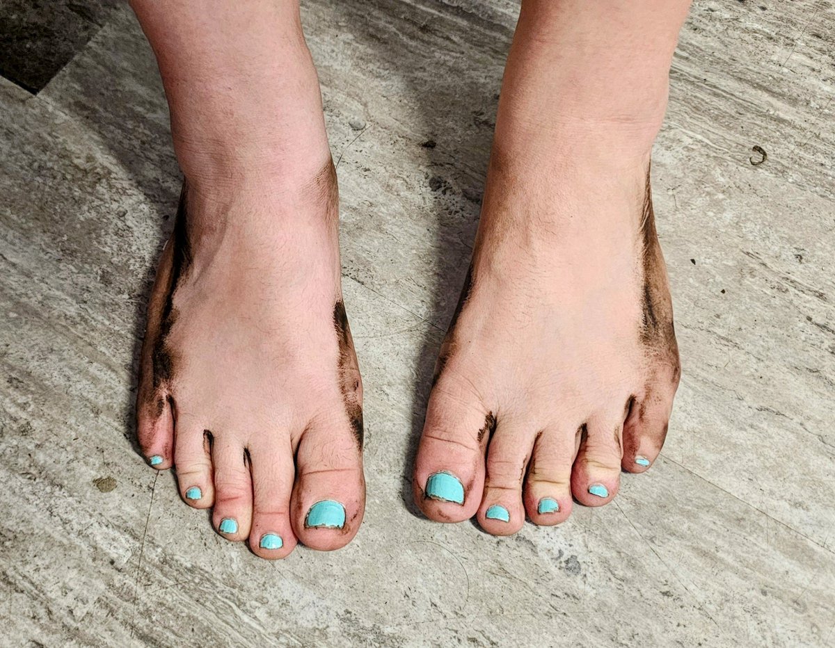 Fun_Wild_Rocket's tweet photo. Walked around the yard most of the day 😈 do you enjoy dirty feet? 
It's you're lucky day to have this wonderful picture cross your feed. 

Check out my only fans 🥵😈 

#dirtyfeet #feetpic #feet4sale #feetfinder https://t.co/fcmeLc24S7
