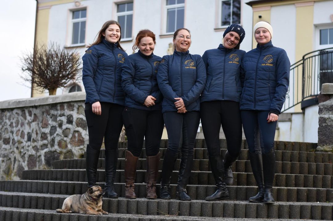 RUNOWO's tweet photo. Pozdrowienia dla Was przesyła kadra Stajnia Pałac Runowo 
⭐️ SPORTOWA MAJÓWKA W SIODLE 
2 opcje do wyboru - zawody Baltic Cup! 
https://t.co/OSZ7f4xvNR
SZKOLENIE DOSIADOWE PZJ Z ROOS DYSON 20/21.04 
https://t.co/OsnsfWpKow
⭐️ ODZNAKA JEŻDŻĘ KONNO 
https://t.co/r07oKeSbIu
🐴🐴🐴 https://t.co/454fwwikWd