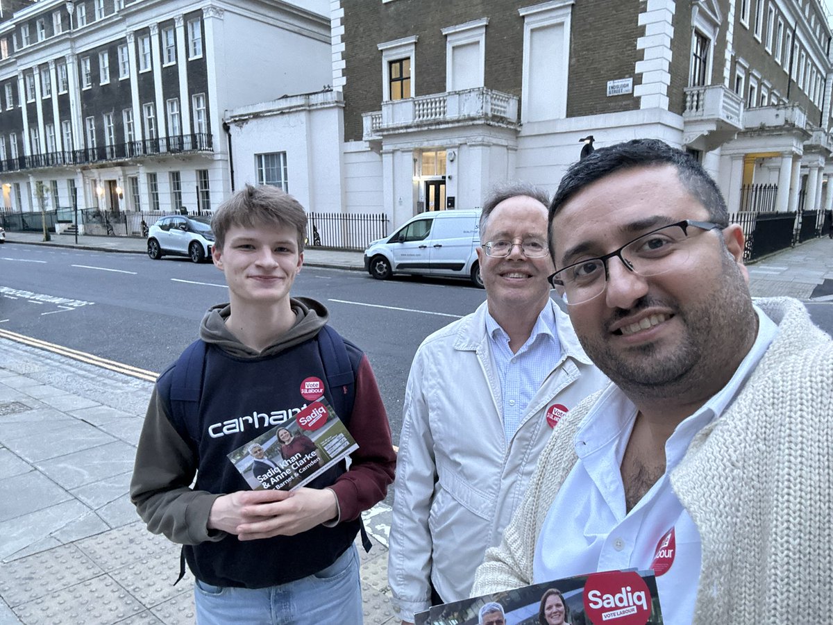 Warm reception for @SadiqKhan & @anne_clarke in Bloomsbury tonight from those we spoke to 🙌🏾🌹 Huge thanks to @willjpalmerr & Giles for their support on a warm but drizzly evening 💪🏾🌹 Folks keen for a #GeneralElectionlNow 🙏🏾