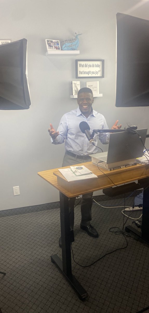 JReLLz35's tweet photo. Looks like I might be becoming a regular in the @MitlinMoney podcast studio.

You might want to be on the look out for me on a podcast near you 👀

@MattHalloran_

#LookAtThatMan
#OutOfComfortZone
#Athletesintheworkplace https://t.co/eQzqM4BAbk