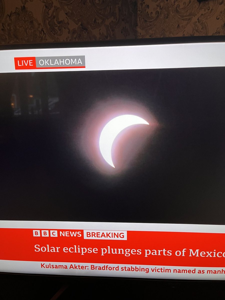 Apparently you are supposed to cheer in totality? @BBCWorld