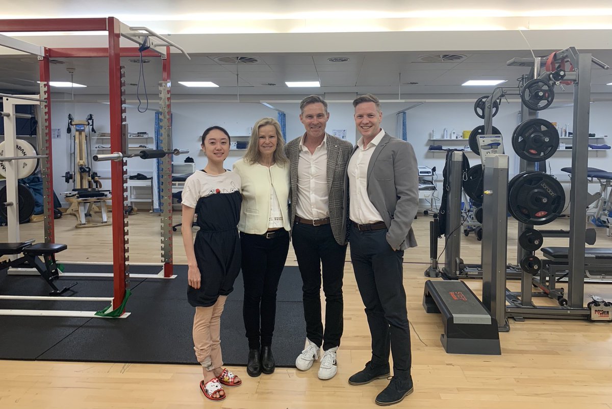 Applying sports medicine to the performing arts #DanceMedicine at the Birmingham Ballet with ⁦@EvertVerhagen⁩ and Nick Allen. Amazing athletes. Love the treatment/gym space.