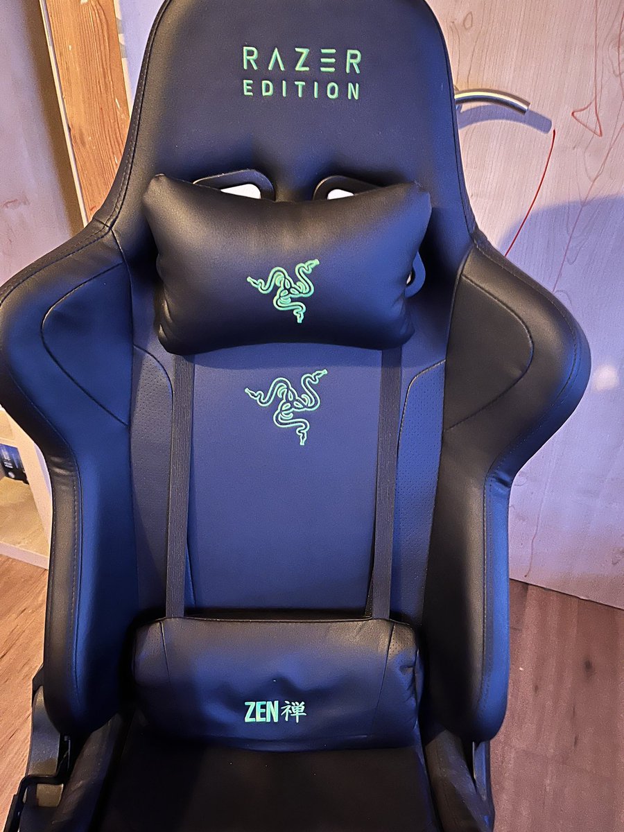 Is just me that this happen? Was 2 years last Christmas my wife give me and is like this 🤬🤬 For a chair that is not cheap we should think that it lasts a bit more right? Anything to say @Razer is this normal? @TeamRazer Of course cant work with chair 😡 #razercheapmaterial