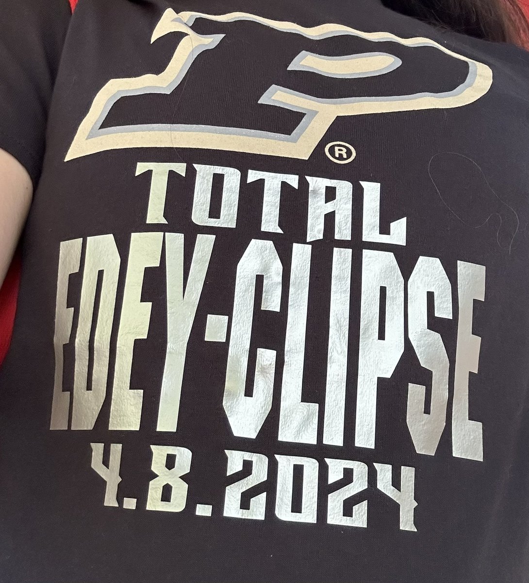 First Edey-Clipse in Full Effect.  Great shirt!  @BoilerBall @MFinalFour #BoilerUp #TotalEdeyClipse