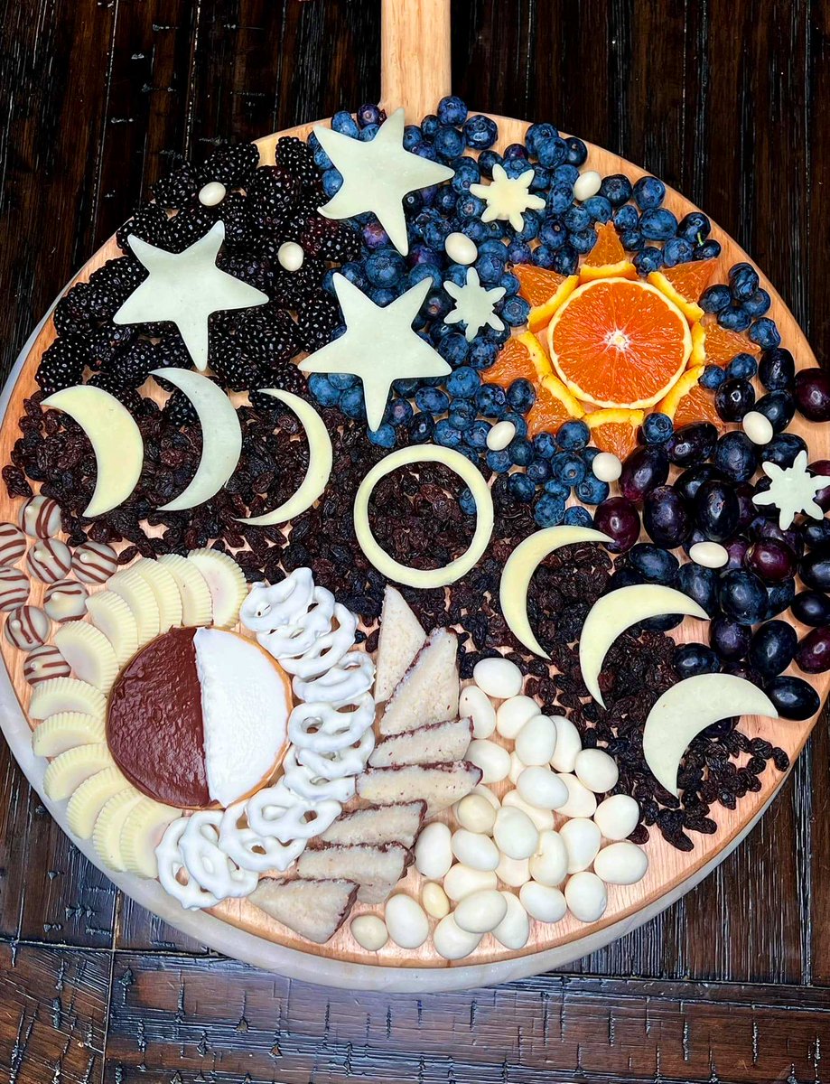 Happy Total Solar Eclipse Day! 🌕🌖🌗🌘🌑🌒🌓🌔🌕 Food art by Jackie Hlavac and her son. #TotalSolarEclipse2024