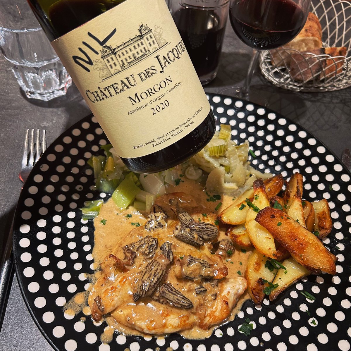 Burning through the classics w/ this poulet fermier aux morilles. When I saw this #Morgon for €27, it had my name all over it (my name in French is 'Nil', or 'emptiness'). Blend of three vineyards: Côte du Py, Bellevue & Roche Noire, on pink granite & blue diorite. #beaujolais