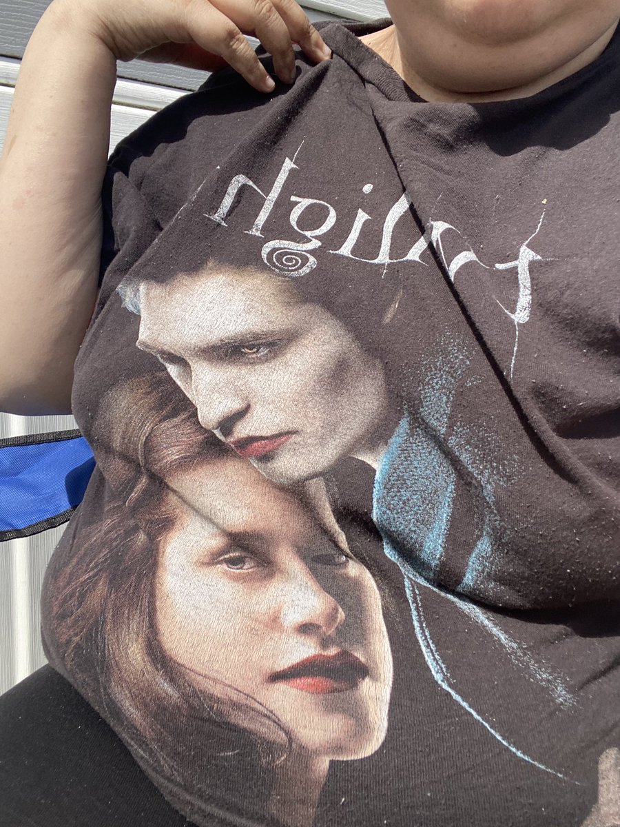 wore a twilight shirt to watch the eclipse 🤪