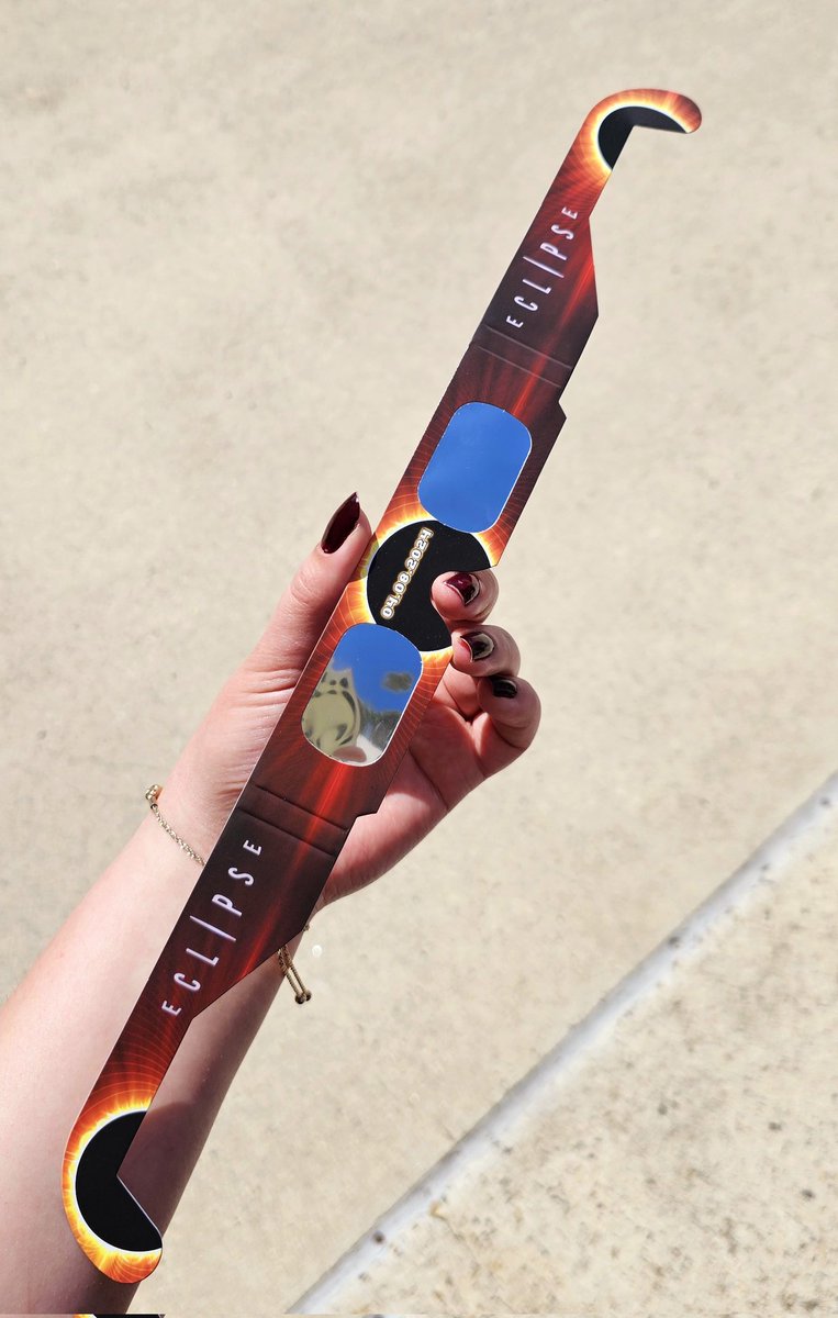Fortunate enough to pop outside during #AACR24 and catch the #Eclipse2024 occuring across North America right now!! Thankful to the kind attendees that lent me their glasses so I could have a look 😁.
#EclipseSolar2024
