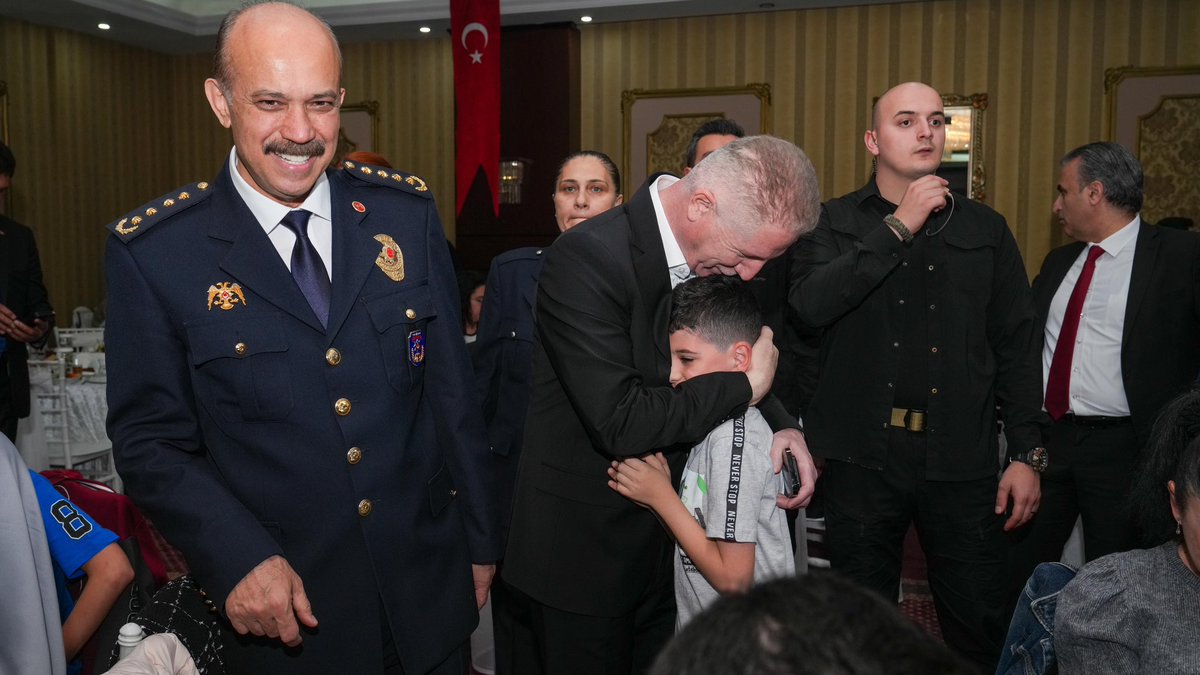 İl Emniyet Müdürlüğümüz tarafından Türk Polis Teşkilatı’nın 179. kuruluş yıl dönümü vesilesiyle düzenlenen #iftar programı; Valimiz @gul_davut, protokol mensupları, şehit ailelerimiz ve gazilerimizin katılımı ile gerçekleştirildi. #İstanbul🇹🇷 #Ramazan2024🌙 @istanbul_EGM