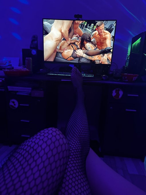 Programme du soir avec @LumaCarie1 on s&rsquo;instruit avec le film Hors cardre de @NikitaBellucciX sur @canalplus<a class="tags" target="_blank" title="On Twitter" href="/?out=eyJ0eXAiOiJKV1QiLCJhbGciOiJIUzUxMiJ9.eyJpYXQiOjE3MjgxNTc4MTcsImlzcyI6InR3cG9ybnN0YXJzLmNvbSIsIm5iZiI6MTcyODE1NzgxNywiZXhwIjoxNzU5NjkzODE3LCJyZWRpcmVjdF91cmwiOiJodHRwczovL3R3aXR0ZXIuY29tL0x1bWFDYXJpZTEifQ.GpvEZ8CEU6Yo1E_zxLrtpqcCjY1Nm0Uxaeqzaeb824SFjfydxT2YF4vWEQFZOw6YugpSflX_sF4s4BIpAYdyIQ">@LumaCarie1</a><a href="/tag/mardimiroire"class="tags"><span>#mardimiroire</span></a>