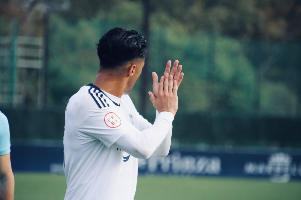 Ayer fue un día duro para todos, os pedimos disculpas porque no competimos como requería el partido y lo pagamos. 
Ahora bien, el domingo tenemos una nueva oportunidad para estar muy cerca del objetivo, os necesitamos más que nunca, lo vamos a dar todo y más! Os la debemos! 💙🤍