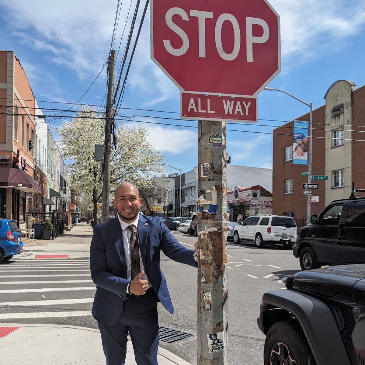 🛑 The people have spoken, and now we have two new stop signs at Linden & Onderdonk. Let’s make sure to always amplify pedestrian safety. A safer Onderdonk is a safer #Ridgewood! #Sunnyside #Ridgewood #Woodside #LIC #Maspeth