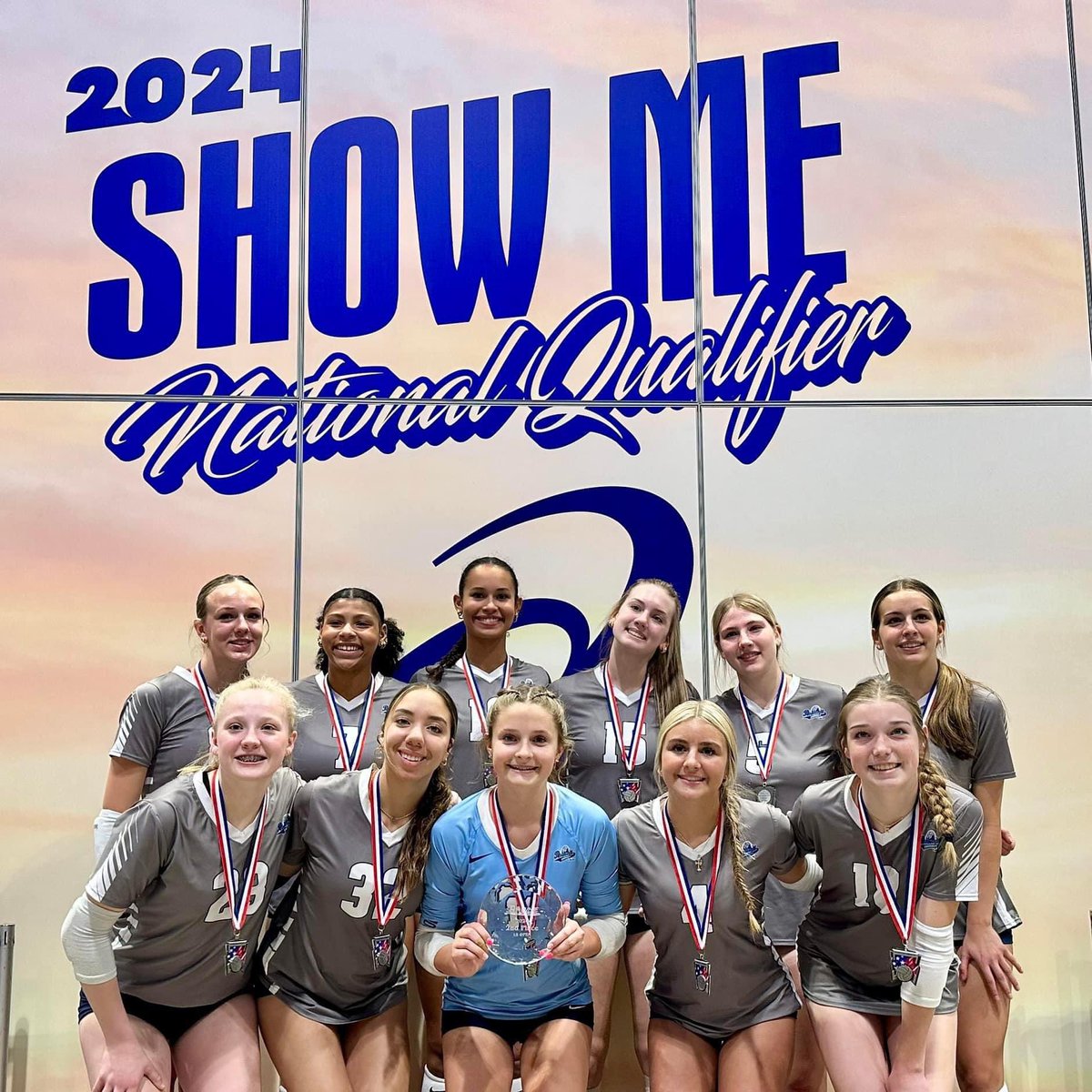 GOT THAT BID!!!!! 

Congratulations to 15 Elite on finishing 2nd at the @showmenationalqualifier and earning their OPEN bid to USAV Nationals!!!! LETS GO 🥈🌟🤝