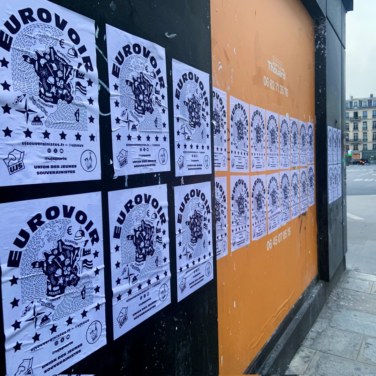 ujsouv's tweet photo. 🤝 C'est pourquoi l'UJS a décidé d'apporter de la lumière sur ce bâtiment abandonné en y faisant rayonner le slogan EUROVOIR. 

Nous répondons à l'Europe libérale et mondialiste, chacune de ses institutions, chacune de leurs représentations. https://t.co/4khZsCtWC3