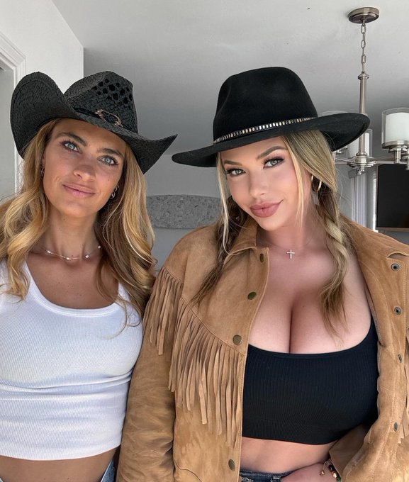 3 pic. Just your typical Wisconsin farm girls ?? https://t.co/u1La99MIeO