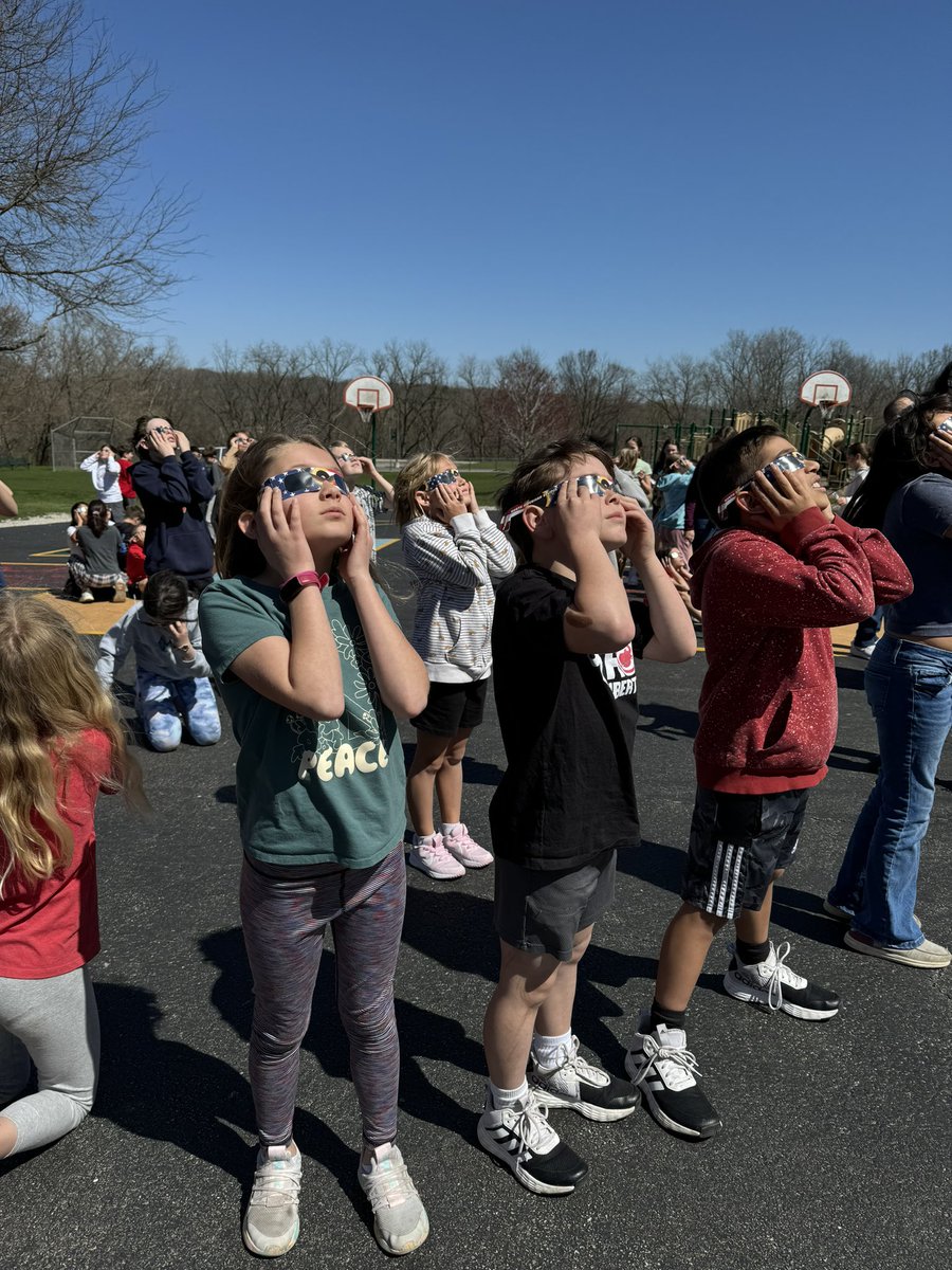 What an amazing experience for our kids! Thank you, AFA for the solar glasses @AFA_Adler @LibertyvilleD70