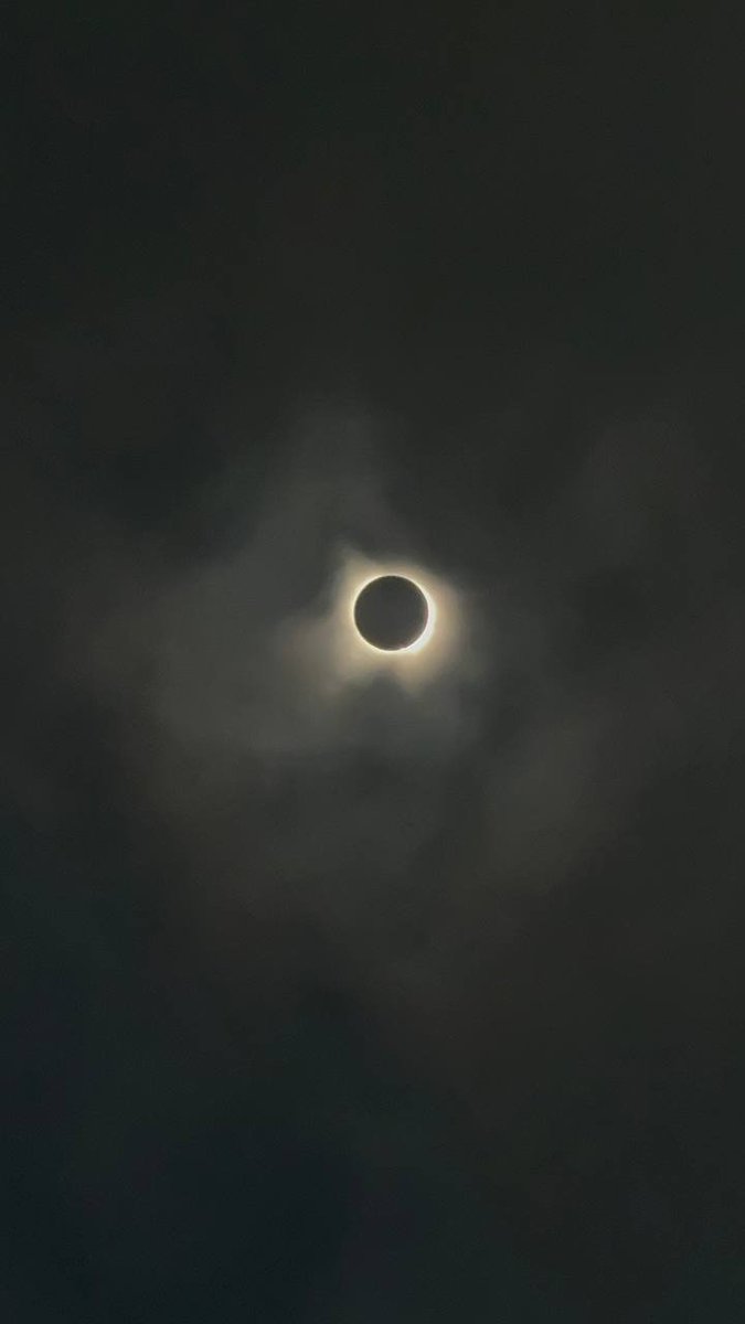 La fase total desde #Dallas, Tx. Las nubes finalmente cooperaron. #EclipseSkyAlert