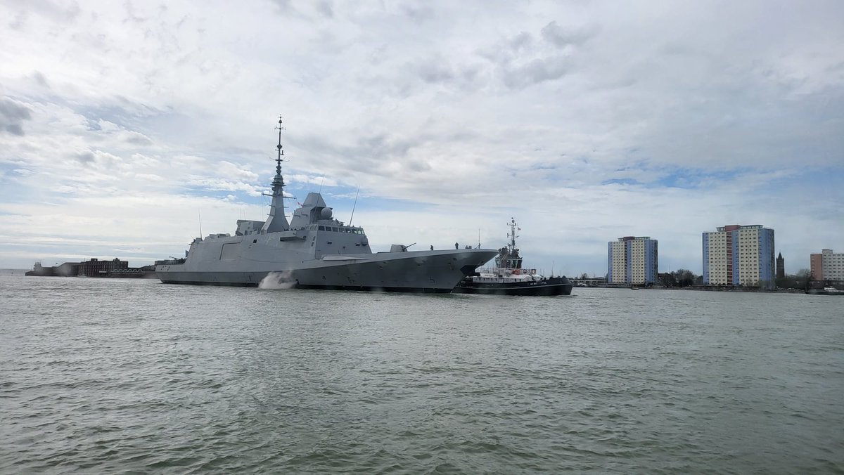 FS Normandie arrived today and was greeted by the waterbus Jenny R. Skipper Ali Nolan captured the French frigate whilst waiting to cross over to the Gosport Submarine Museum. Catch the French warship up close on one of our amazing harbour tours. @visitportsmouth @GunwharfQuays