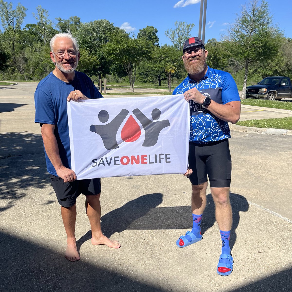 SaveOneLifeInc's tweet image. From one rider to the next! Shannon passed our flag off to Keith at the end of his ride, who gave it to Ujjwal today 🥳 

Donate to Ujjwal’s ride here: runsignup.com/ujjwal-rides-5…

#saveonelife #wheelsfortheworld #alabama #bikeride