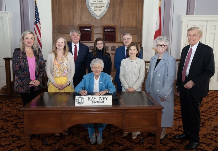 Representatives of the Alabama Department of Public Health, the USA Health Mitchell Cancer Institute and the Mobile County Health Department have joined Alabama Gov. Kay Ivey to proclaim April as Oral Cancer Awareness Month in the state. ow.ly/NizQ50R8FNx
