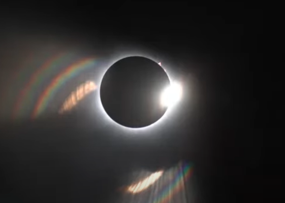 Termina el eclipse solar total en Dallas, Texas. Sigue de manera parcial. Próximo punto de la totalidad aproximadamente en 20 minutos: Indianapolis, Indiana