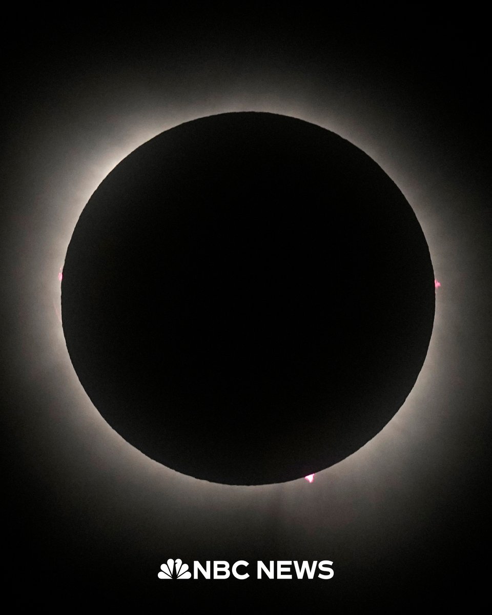 The moon partially covers the sun during a total solar eclipse, as seen from Eagle Pass, Texas.
nbcnews.app.link/2ZtKHe6rDIb

📸: Eric Gay / AP Photo
