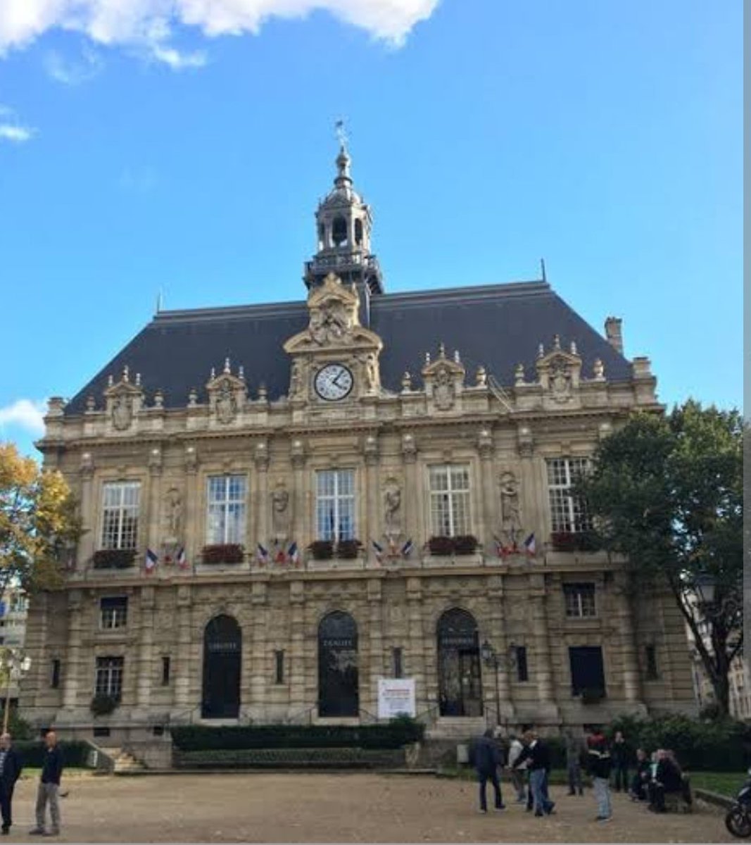 @sonceneviz En güzel belediye binaları Fransada bence, muhteşem güzellikte. Seine Paris