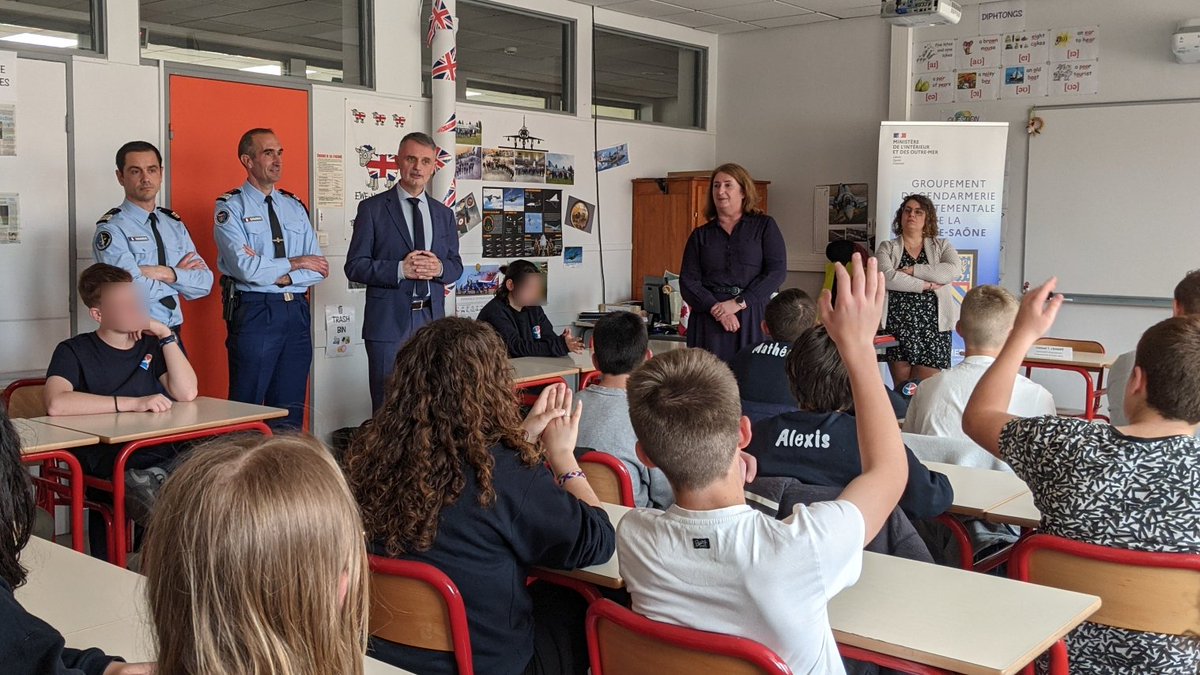 Hier, l'IA-DASEN @phdestable s'est rendu au collège Pergaud de Faverney pour la signature de la convention de mise en oeuvre de la classe de défense et securité globales avec la gendarmerie de la Haute-Saône. 
➡️ 6e classe défense du département. 
<a href="/acbesancon/">Académie de Besançon</a> <a href="/NathalieAlber15/">Nathalie Albert-Moretti</a>