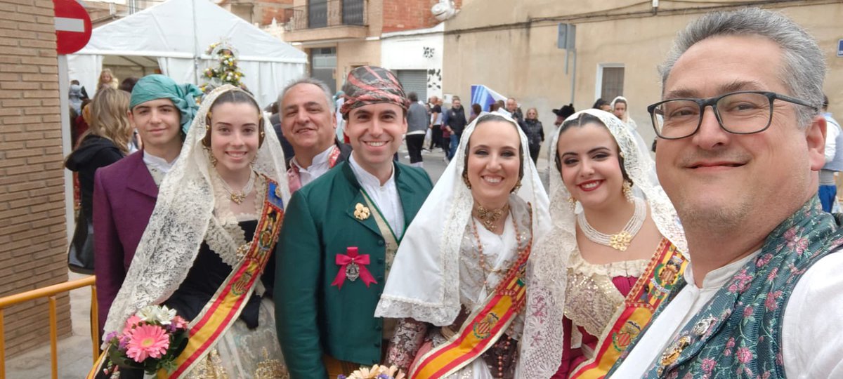 Falla374's tweet image. Nuestros representantes han vuelto a participar de la Ofrenda a la Mare de Déu dels Dolors Gloriosos gracias a la Falla Avinguda de les Corts Valencianes de Turís. Y, además, a ellos se han sumado algunos miembros de nuestra comisión, para disfrutar de un sábado muy fallero😍💐