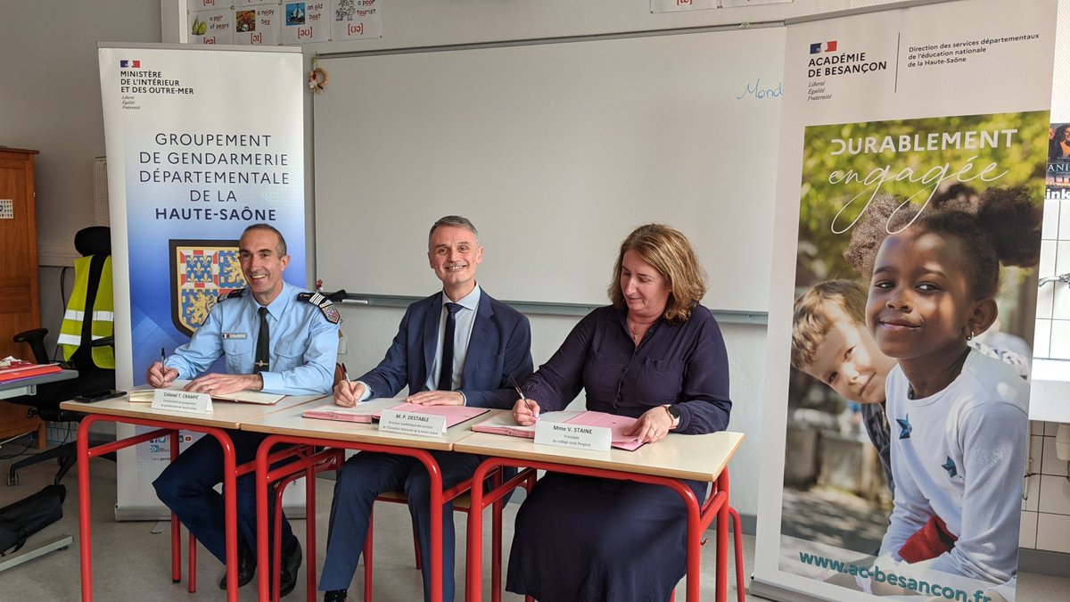 DSDEN70's tweet photo. Hier, l'IA-DASEN @phdestable s'est rendu au collège Pergaud de Faverney pour la signature de la convention de mise en oeuvre de la classe de défense et securité globales avec la gendarmerie de la Haute-Saône. 
➡️ 6e classe défense du département. 
@acbesancon @NathalieAlber15 https://t.co/B9G4ypnB3x