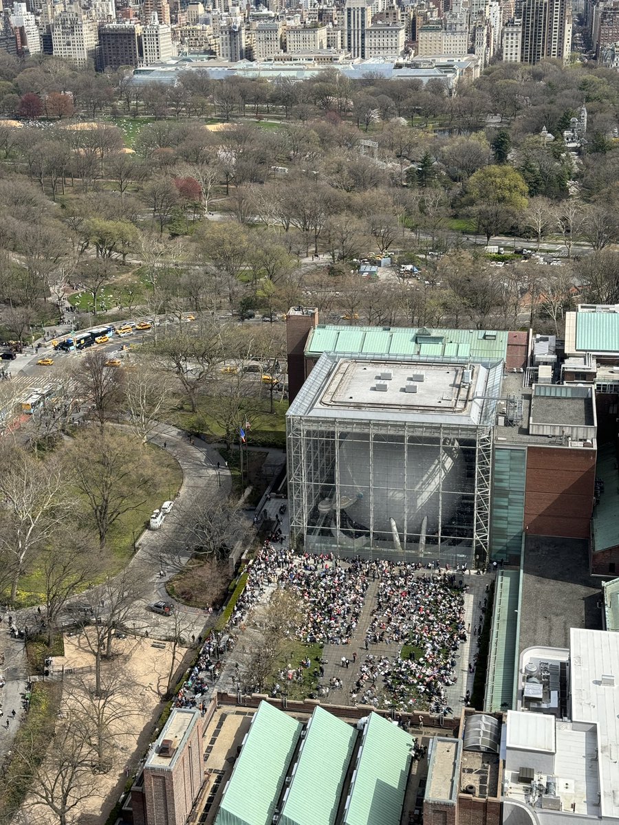 #Eclipse2024 spectators at the Natural History Museum in NYC