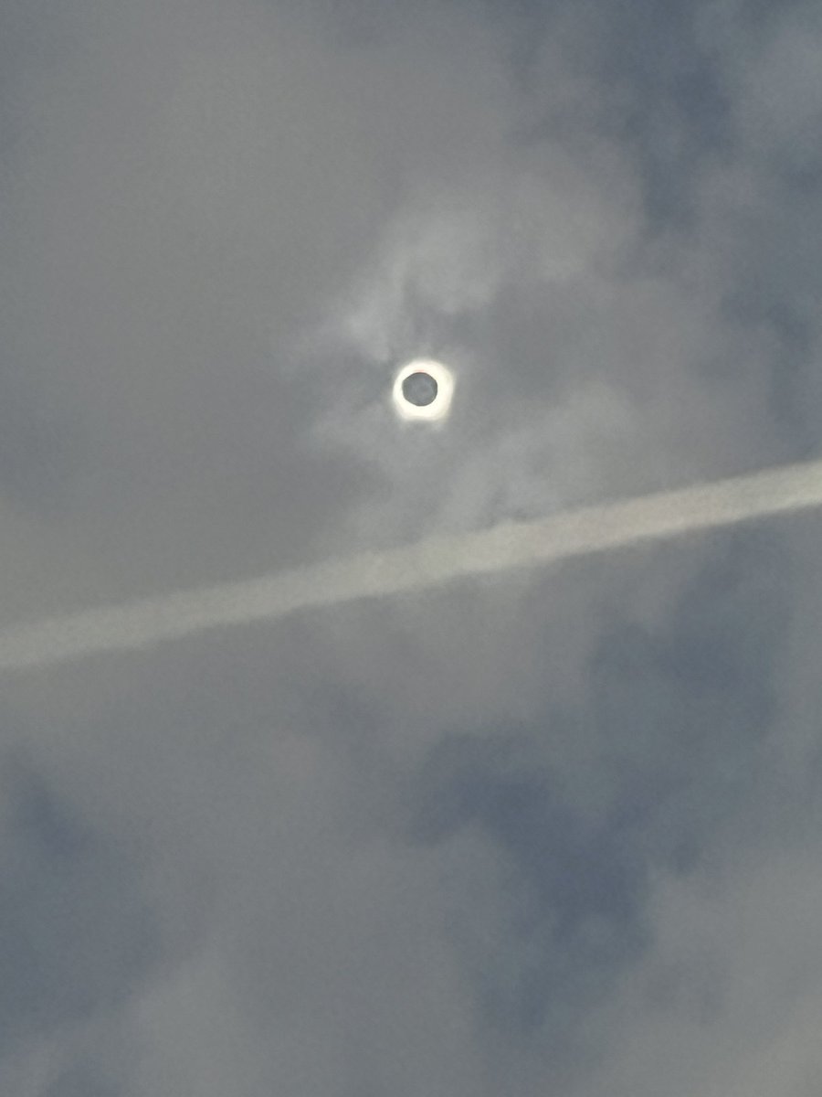 ianschank's tweet photo. Totality in DFW https://t.co/nigauBmdHs