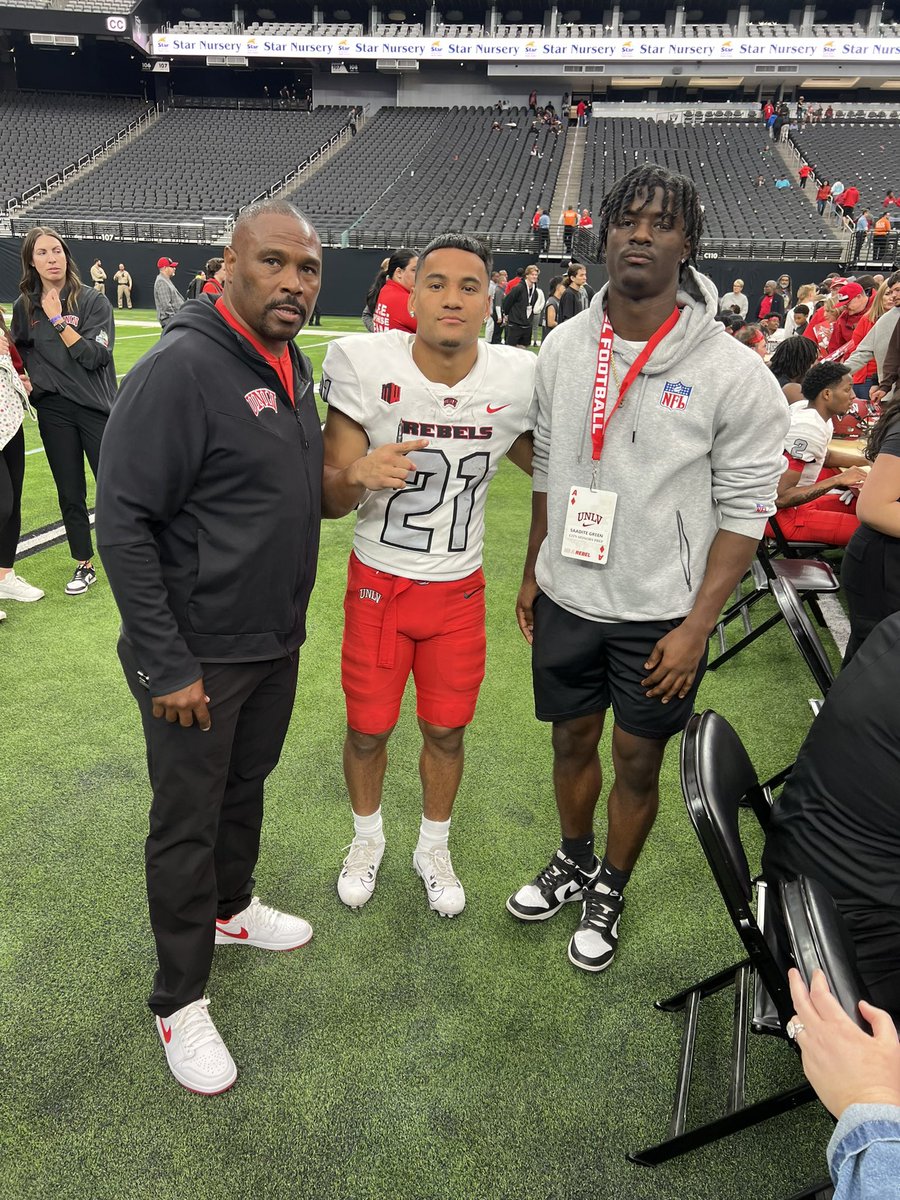 BeforeYouGoPro's tweet photo. Always pumped up to see our Athletes
Show love to each other. Appreciate ya @jacobdejesus21 and @CoachCooperUNLV We know @saaditegreenjr would look awfully good in that @unlvfootball uni baby. Let’s make it happen! 🙌🏽📈🥷
#UNLV #BYGP #SaaditeGreenjr #Jacobdejesus #Playmaker https://t.co/qg1ZGlTxxo