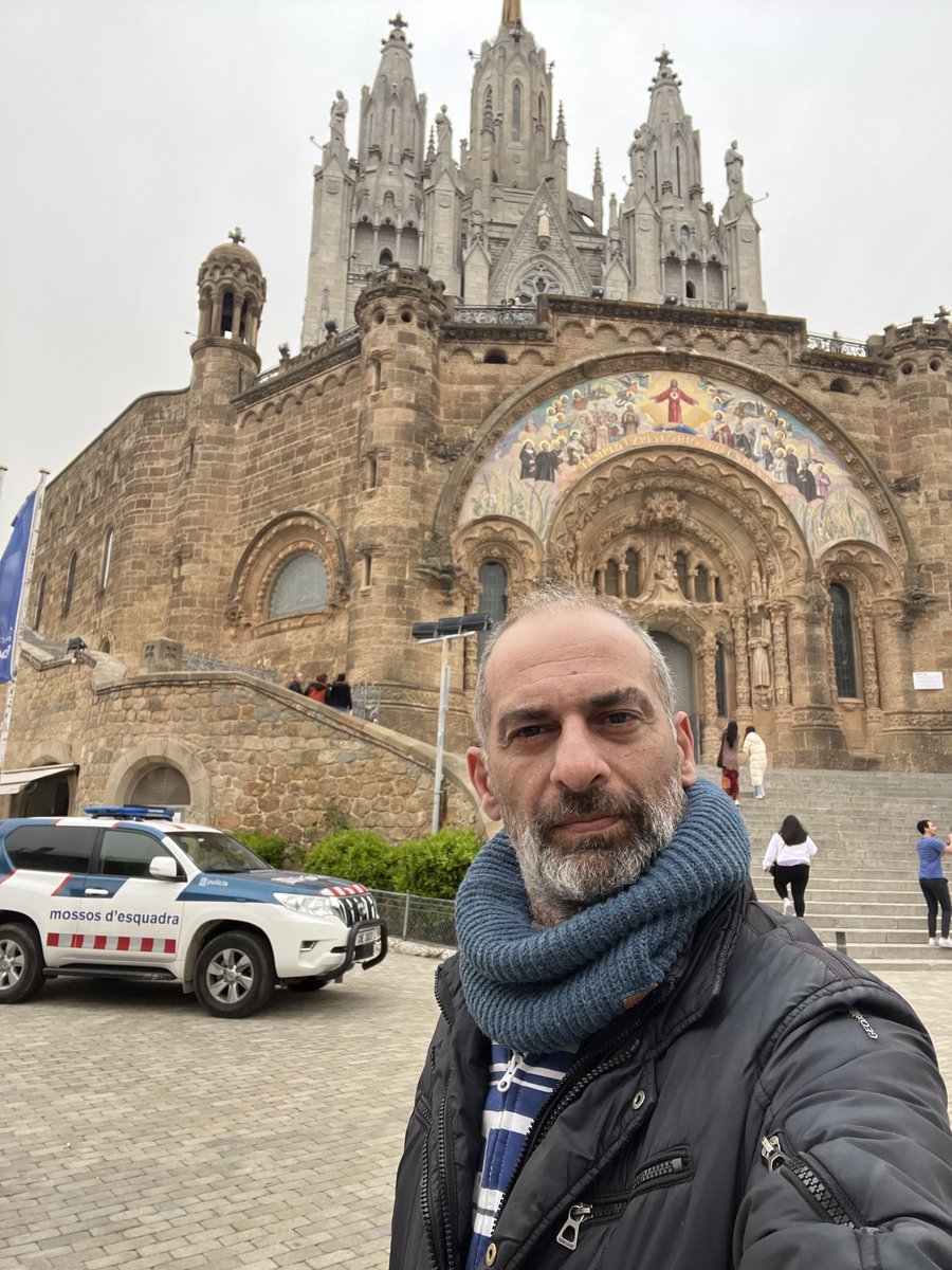 Ayer me saque esta foto en el Tibidabo.¿Alguien con conocimiento de fotochó puede quitarme el coche de los mossos que tengo detrás? Gracias