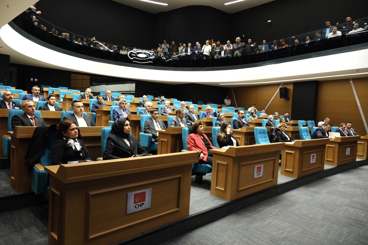 📌 AKP'den CHP'ye geçen Üsküdar Belediyesi'nin ilk meclis toplantısında CHP 3 sıra, AKP 1 sıra aldı.