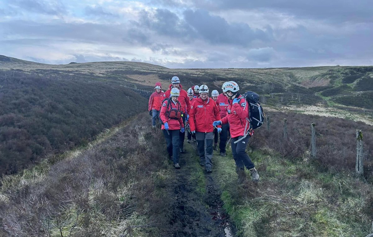 @HVMRT had a fourth call out in four days yesterday, with a request from @YorksAmbulance to assist a casualty near #Marsden. Using a specialist wheel attached underneath the stretcher for we carried the casualty ~500m down a rough track to an ambulance waiting at the road.