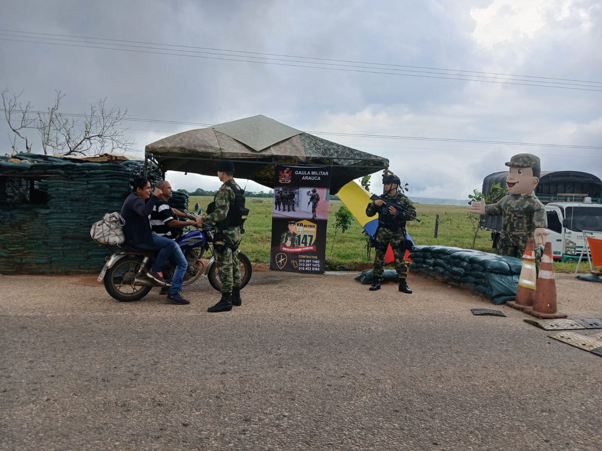 Las tropas del @GaulaMilitares mediante diferentes puestos de control difunden la campaña #YoNoPagoYoDenuncio en el departamento de #Arauca. 

#Linea147