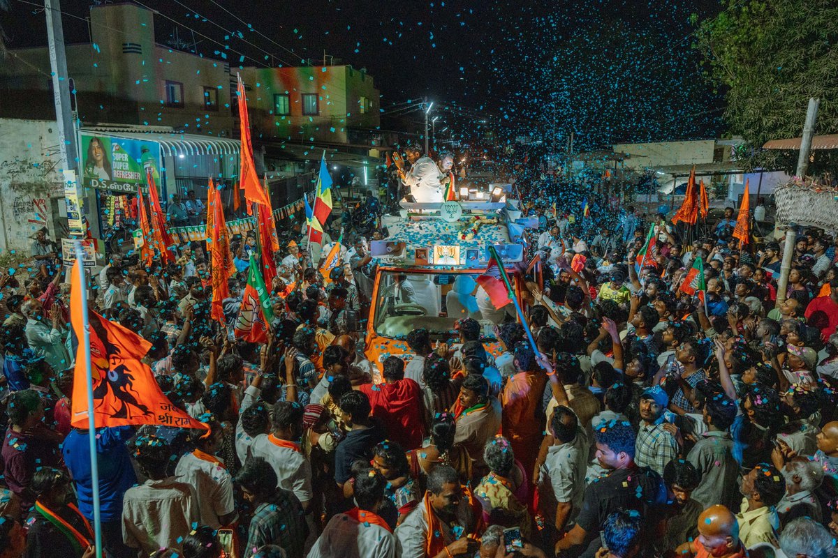 annamalai_k's tweet image. இன்றைய இரவு, கோயம்புத்தூர் பாராளுமன்றத் தொகுதிக்கு உட்பட்ட, இடிகரை, வெள்ளமடை, கஸ்தூரிபாளையம், வீரபாண்டி பிரிவு பகுதிகளில், பொதுமக்களின் பேரன்புடனும், ஆதரவுடனும் அளித்த எழுச்சிமிகு வரவேற்புடன், தேசிய ஜனநாயகக் கூட்டணிக் கட்சி நிர்வாகிகளுடன் இணைந்து, தாமரை சின்னத்துக்கு வாக்குகள்…