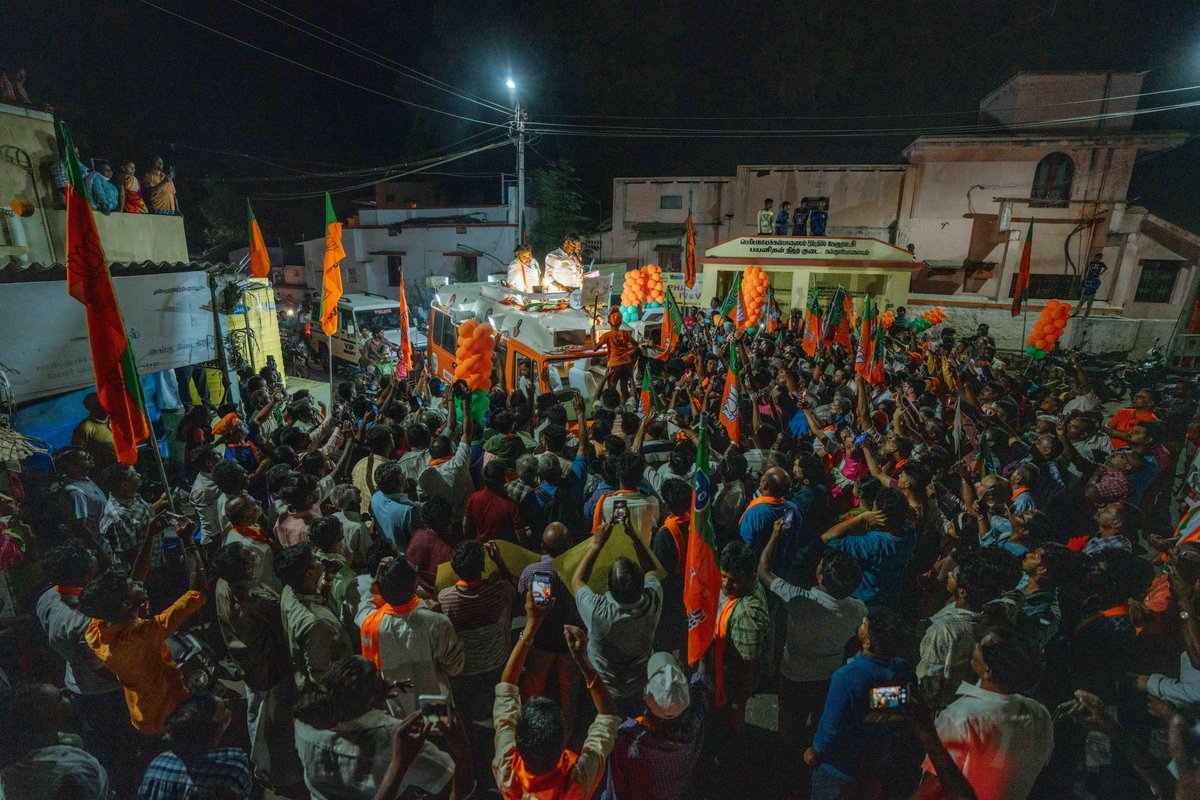 annamalai_k's tweet image. இன்றைய இரவு, கோயம்புத்தூர் பாராளுமன்றத் தொகுதிக்கு உட்பட்ட, இடிகரை, வெள்ளமடை, கஸ்தூரிபாளையம், வீரபாண்டி பிரிவு பகுதிகளில், பொதுமக்களின் பேரன்புடனும், ஆதரவுடனும் அளித்த எழுச்சிமிகு வரவேற்புடன், தேசிய ஜனநாயகக் கூட்டணிக் கட்சி நிர்வாகிகளுடன் இணைந்து, தாமரை சின்னத்துக்கு வாக்குகள்…