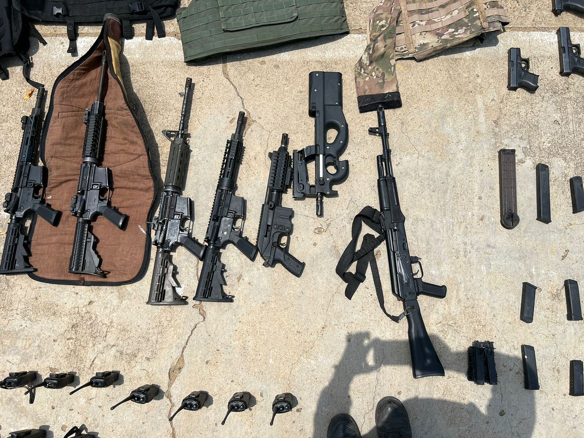 Hoy en La Guajira, en operacion realizada por @FuerzasMilCol, @PoliciaColombia y @FiscaliaCol, se incautaron en una caleta subterránea 1.146 kgs. de cocaína valorados en 29 millones de dólares. También fueron hallados en una residencia 7 fusiles y diferente material de guerra.