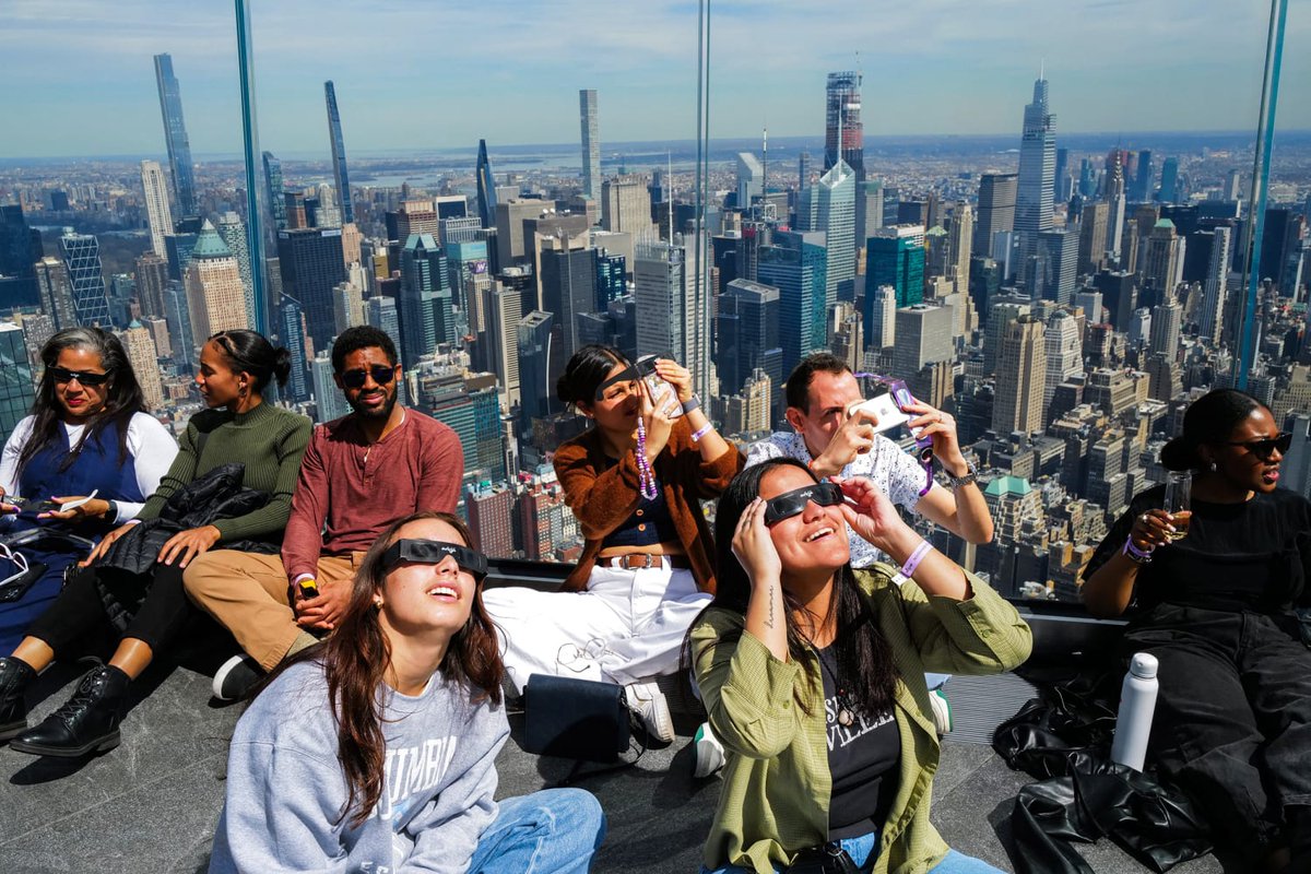 People gathered at the Edge at Hudson Yards observation deck in New York City. nbcnews.app.link/2ZtKHe6rDIb 📸: Charly Triballeau / AFP - Getty Images