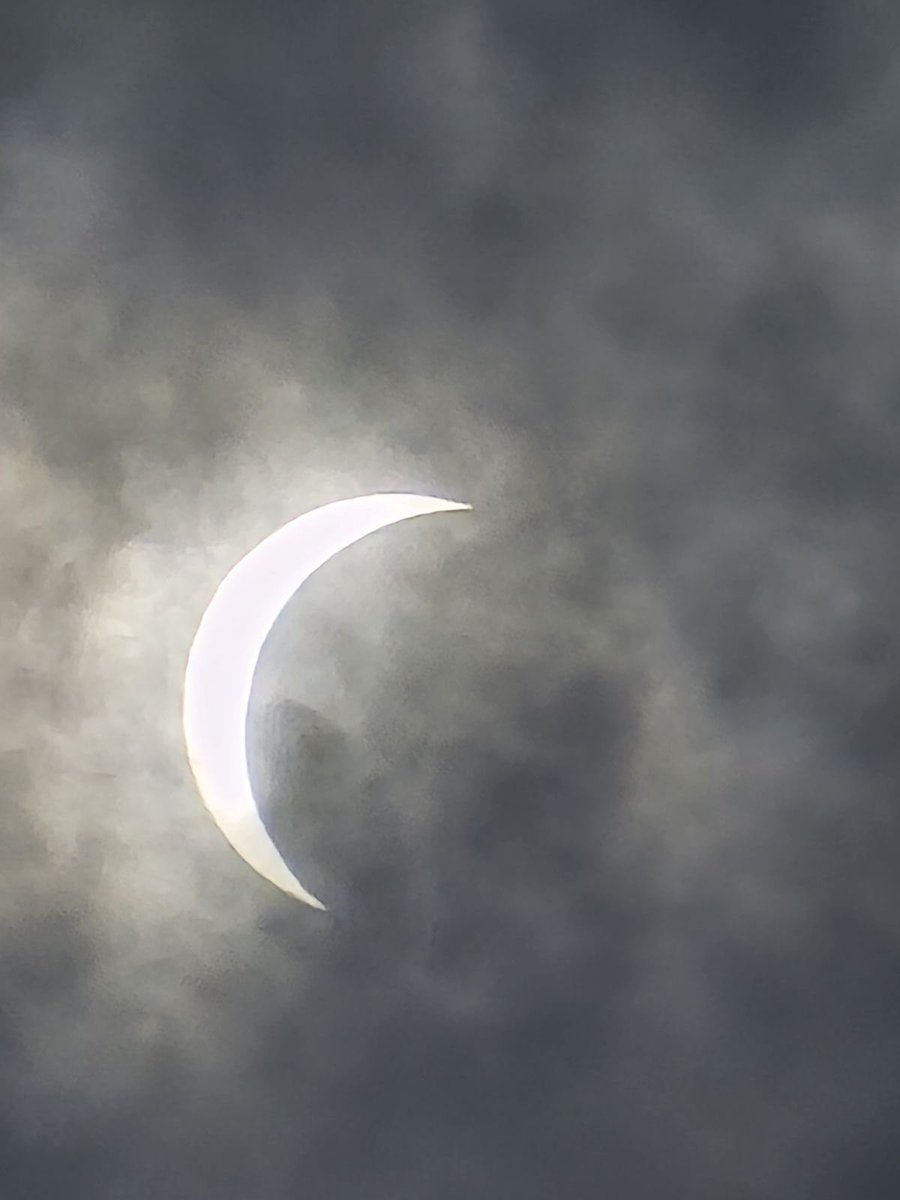 Well look at our #Eclipse2024 here in Houston outside the Harris Center for Mental Health. Pic from Cristal Diaz 

@abc13weather @keatonfox @charlieButera 
@JeffLindner1 @NWSHouston  @TxStormChasers  @Mattlanza @spann 
#houwx #htx #TXWX  #hounews #abc13