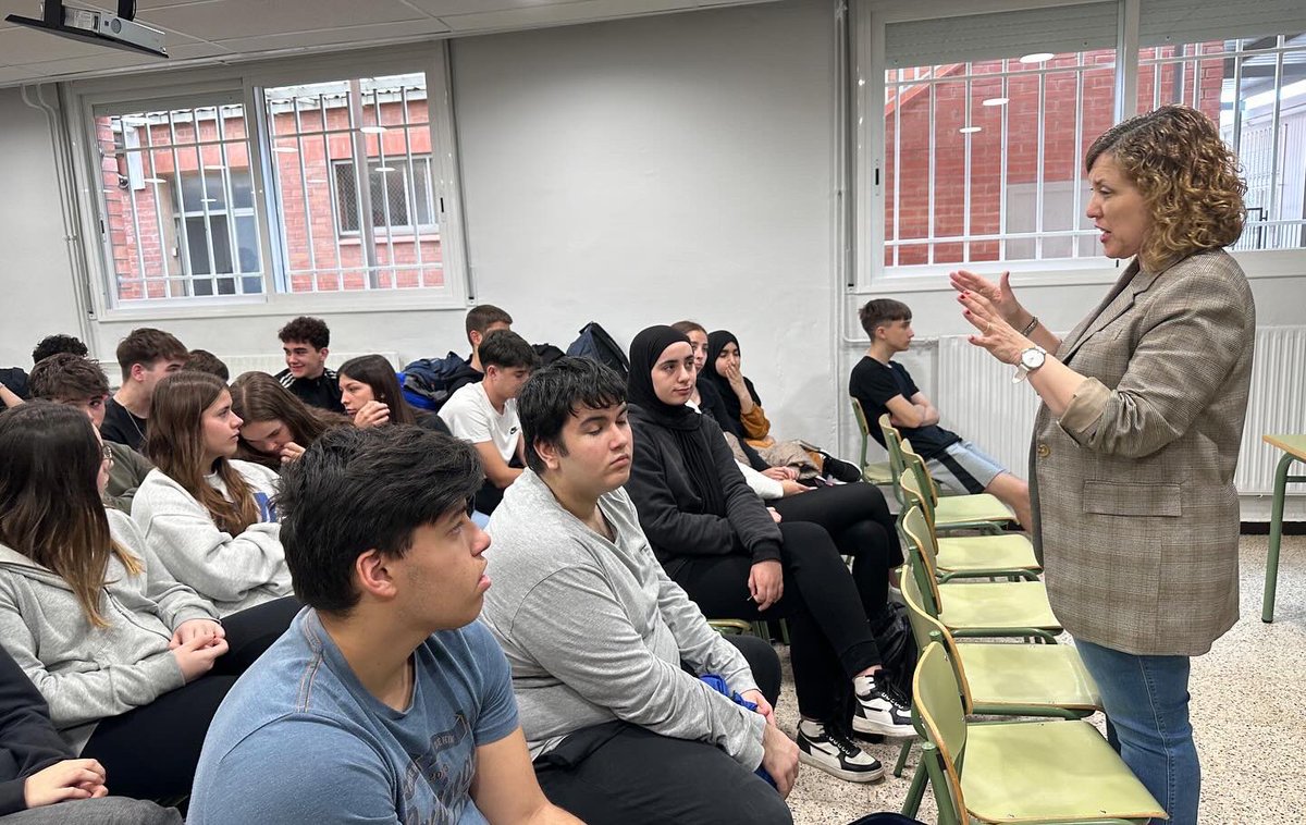 Avui hem fet una visita als alumnes de l’<a href="/InstitutAlmata/">Institut Almatà</a> de Balaguer per parlar dels cursos que oferim a les nostres aules de Balaguer i de la importància de la certificació en idiomes. 
Moltes gràcies per la bona acollida! 
#EOILleida