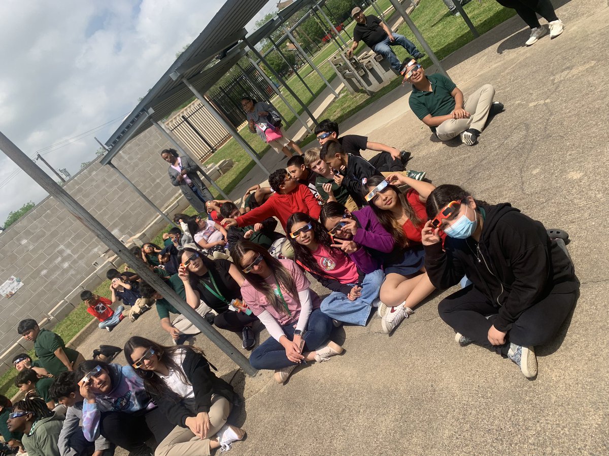 A once in a lifetime experience! The solar eclipse viewing was a success. This will be an unforgettable experience for our students. ❤️ #Region1Excellence @MsTinyButMighty @ElementaryHogg @AdamsonSchools @MRamirezDISD @DallasISDSupt